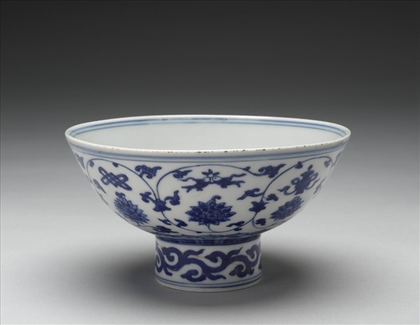 青花番蓮八寶紋高足碗