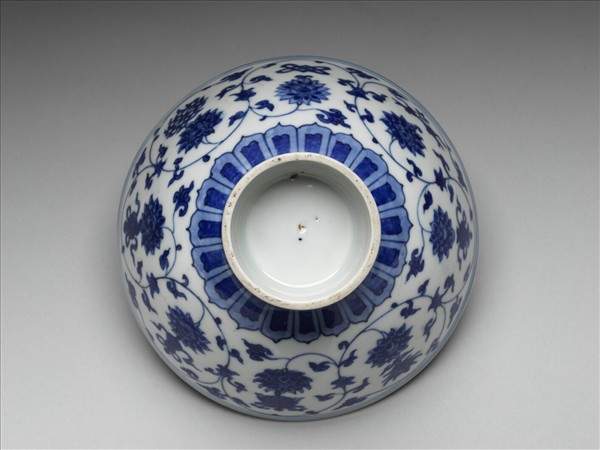 青花番蓮八寶紋高足碗