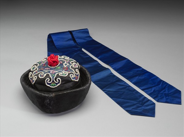 嵌珠石紅絨結頂皮帽