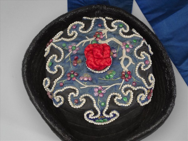 嵌珠石紅絨結頂皮帽