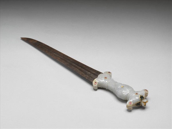 玉嵌寶石柄短劍