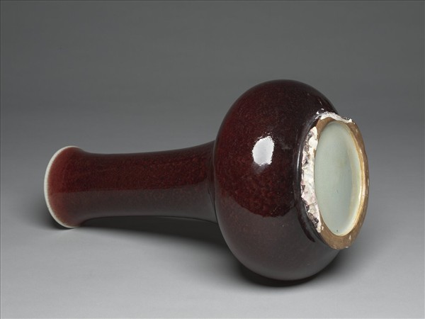 寶石紅釉長頸瓶