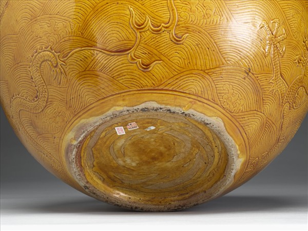 黃釉雕花龍紋圓罈