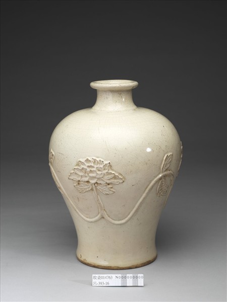 白瓷牡丹紋梅瓶