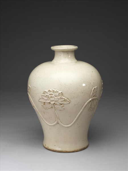 白瓷牡丹紋梅瓶
