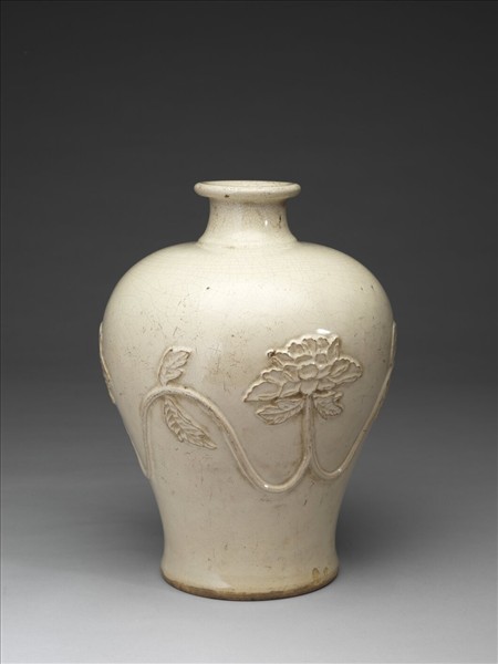 白瓷牡丹紋梅瓶