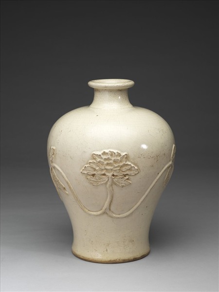 白瓷牡丹紋梅瓶