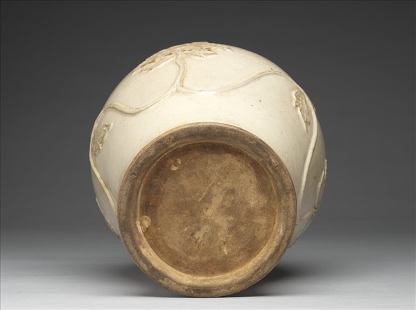 白瓷牡丹紋梅瓶