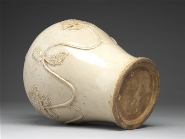 白瓷牡丹紋梅瓶