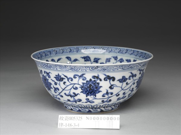 青花纏枝花卉紋碗