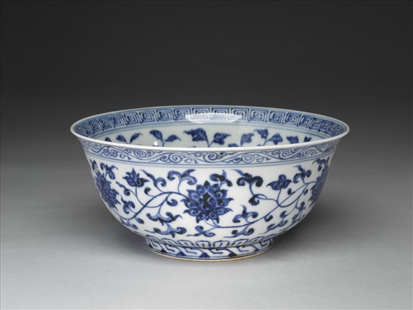 青花纏枝花卉紋碗