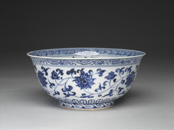 青花纏枝花卉紋碗