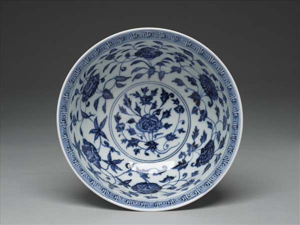青花纏枝花卉紋碗