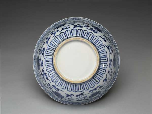 青花纏枝花卉紋碗