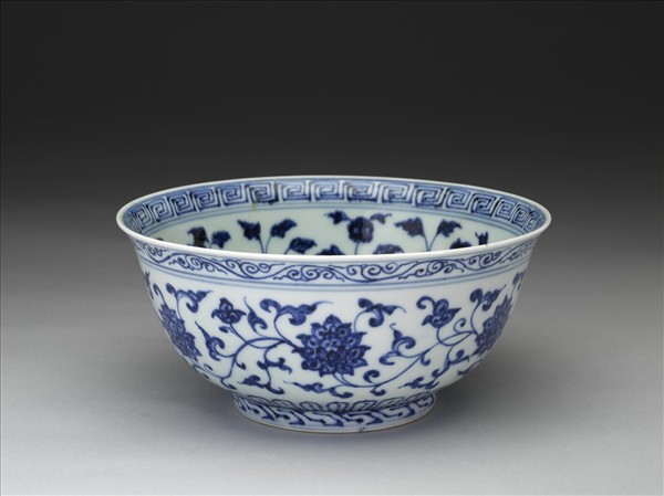 青花纏枝花卉紋碗