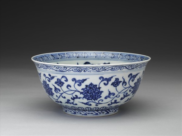 青花纏枝花卉紋碗