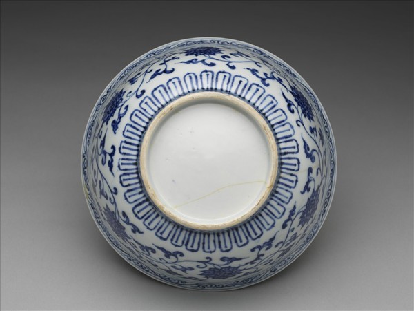 青花纏枝花卉紋碗