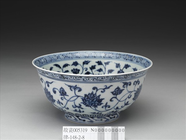 青花纏枝花卉紋碗