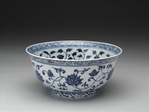 青花纏枝花卉紋碗