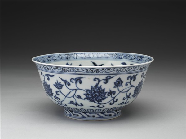 青花纏枝花卉紋碗