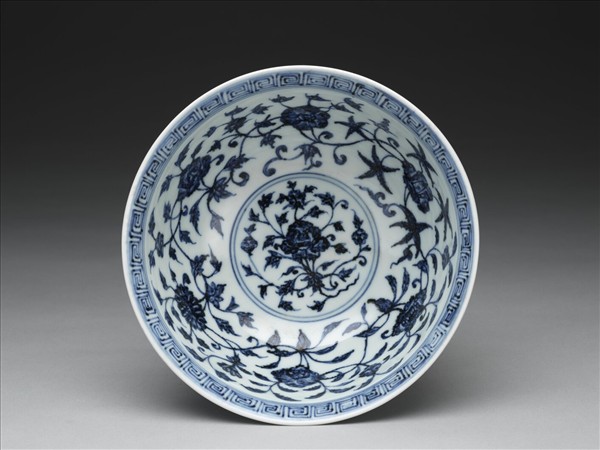 青花纏枝花卉紋碗
