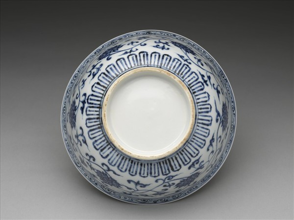 青花纏枝花卉紋碗