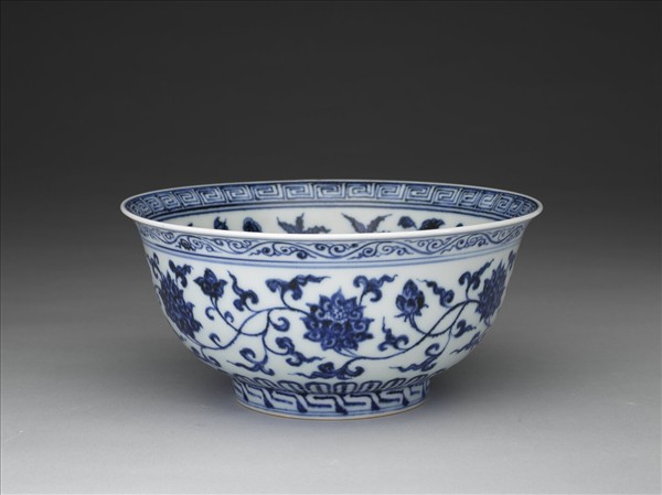 青花纏枝花卉紋碗