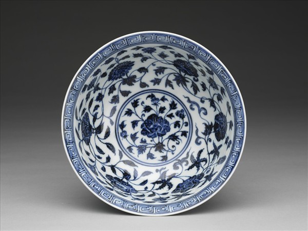 青花纏枝花卉紋碗