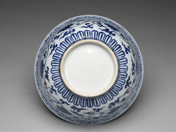 青花纏枝花卉紋碗