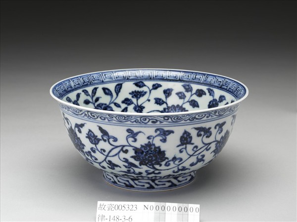 青花纏枝花卉紋碗