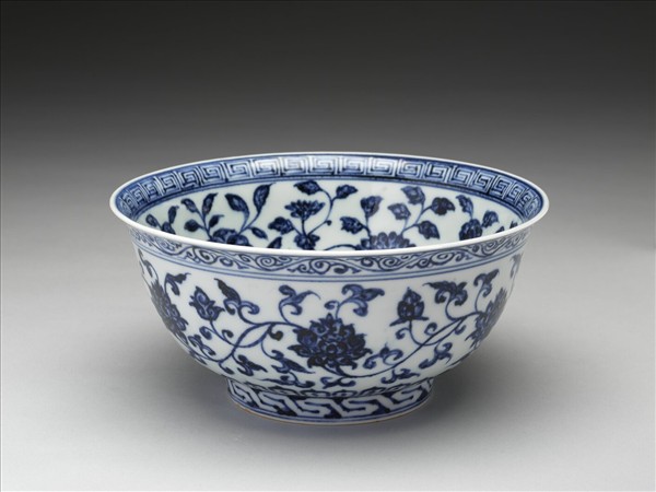 青花纏枝花卉紋碗