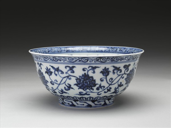 青花纏枝花卉紋碗