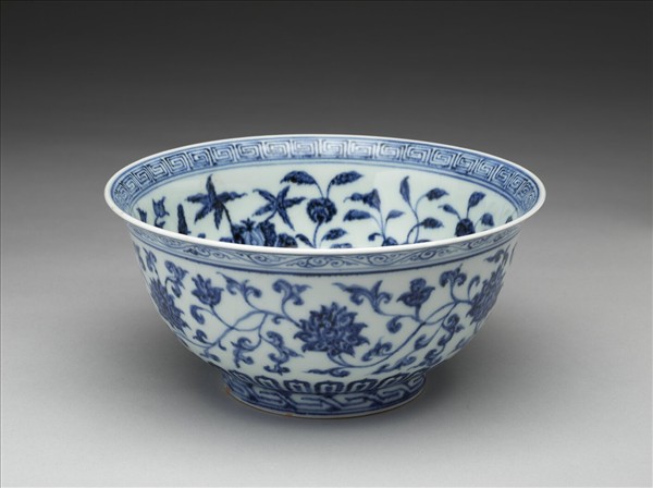 青花纏枝花卉紋碗