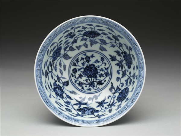 青花纏枝花卉紋碗