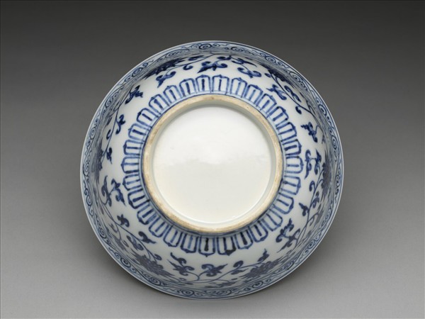 青花纏枝花卉紋碗