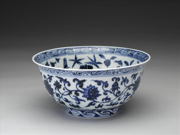青花纏枝花卉紋碗