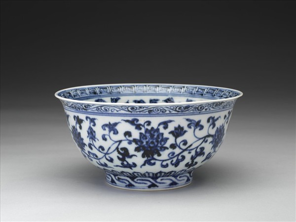 青花纏枝花卉紋碗