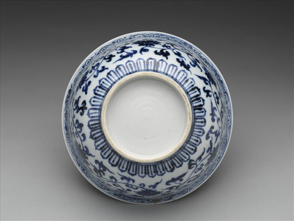 青花纏枝花卉紋碗