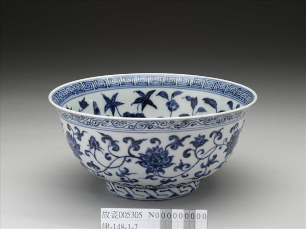 青花纏枝花卉紋碗