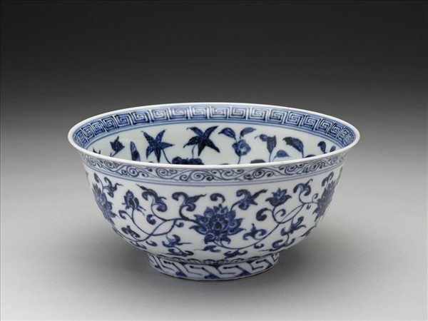 青花纏枝花卉紋碗