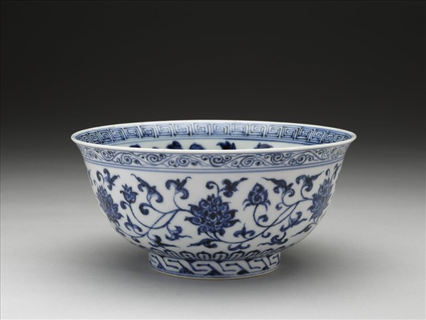 青花纏枝花卉紋碗