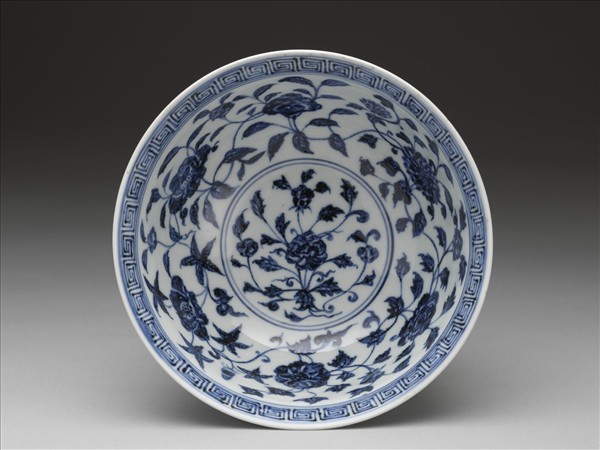 青花纏枝花卉紋碗