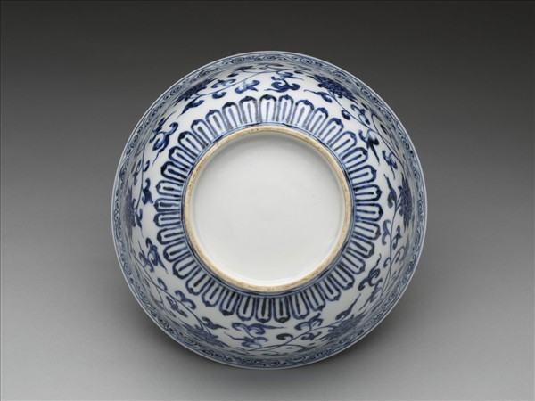 青花纏枝花卉紋碗