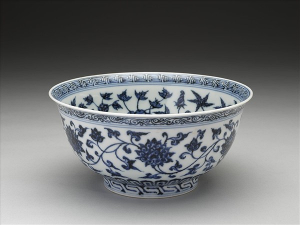 青花纏枝花卉紋碗