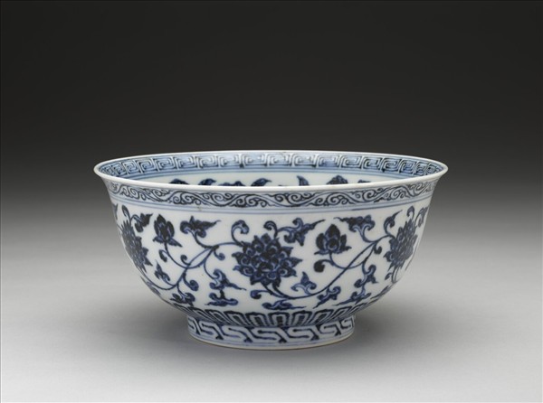 青花纏枝花卉紋碗
