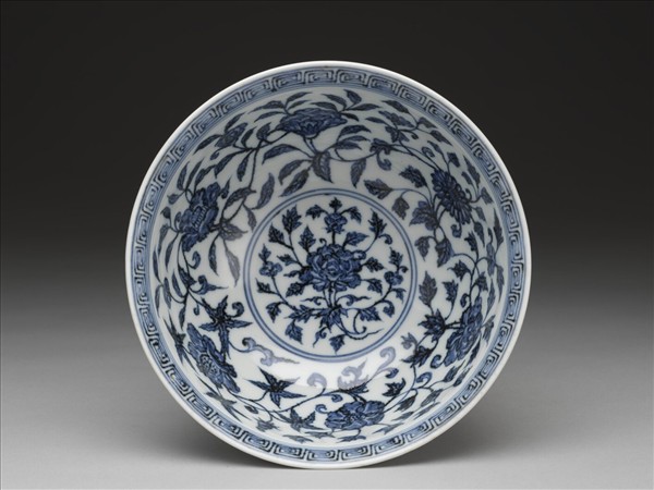 青花纏枝花卉紋碗