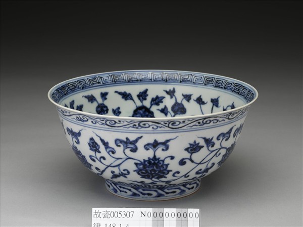 青花纏枝花卉紋碗