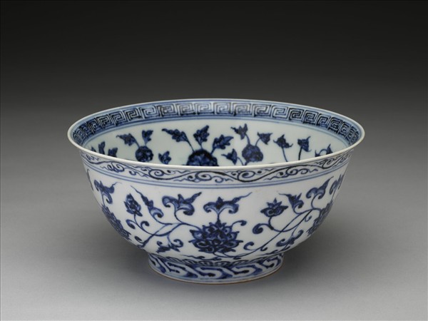 青花纏枝花卉紋碗