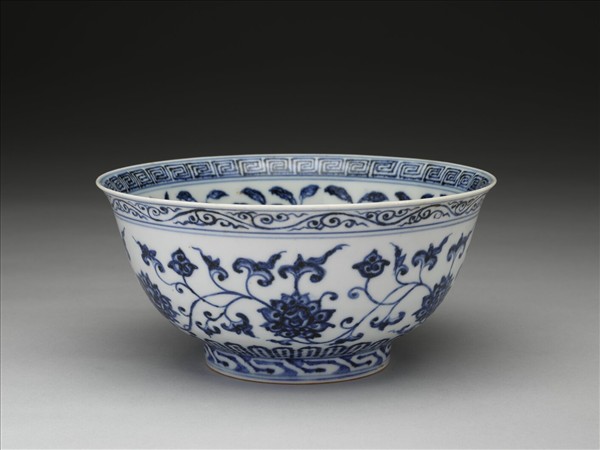 青花纏枝花卉紋碗