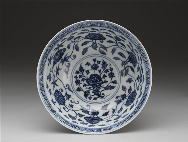 青花纏枝花卉紋碗